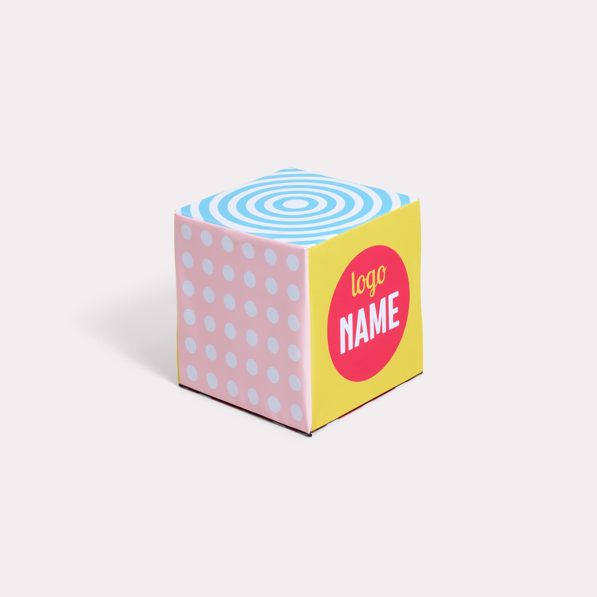 Poufs cubiques en carton