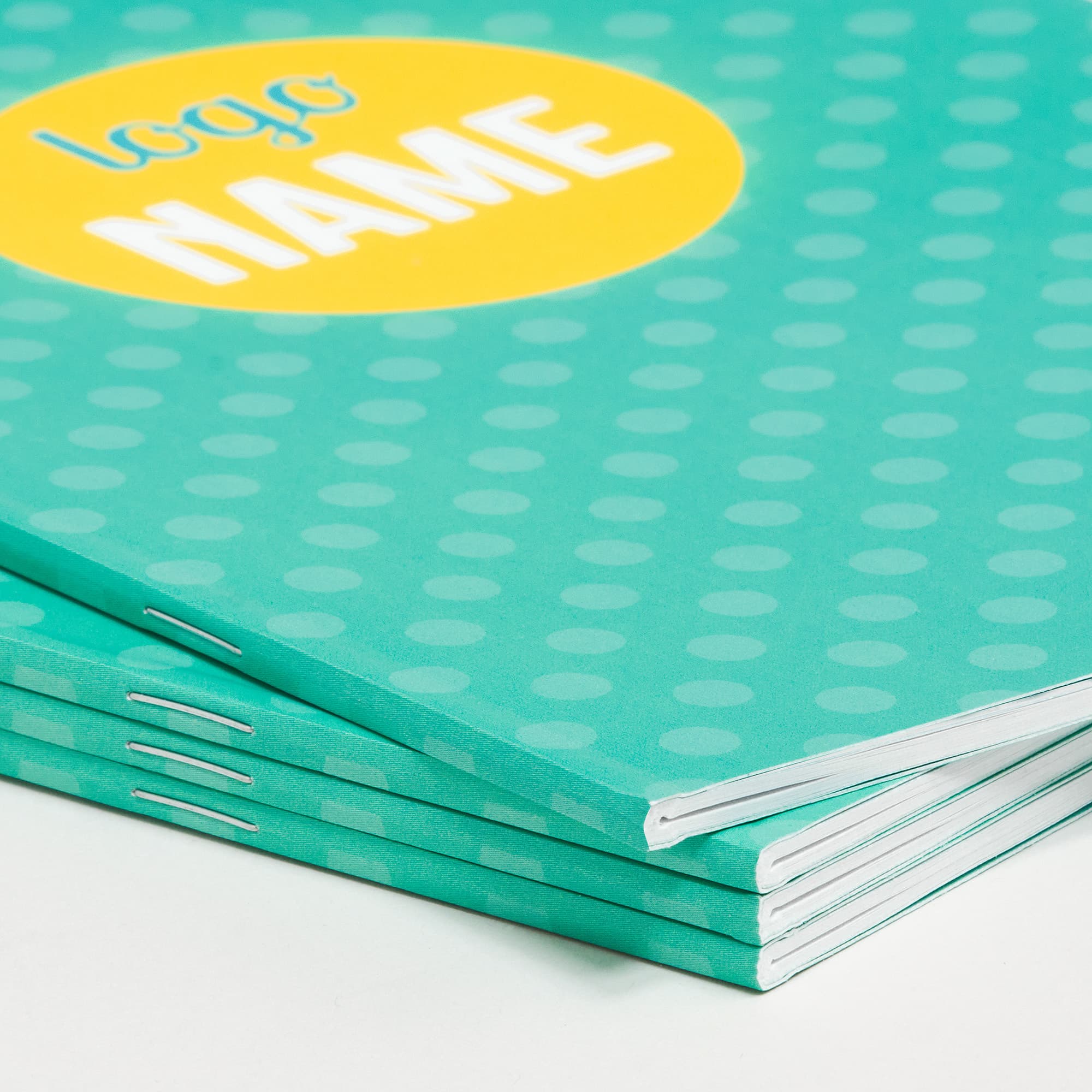 Brochures agrafées à dos droit